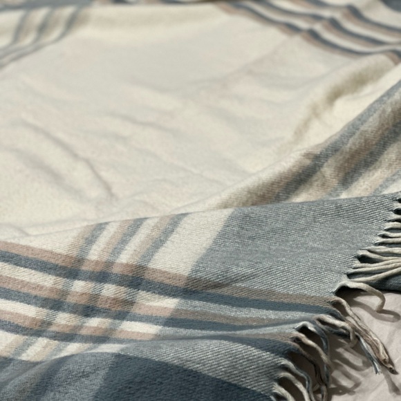 Warm throw - Picture 3 of 8